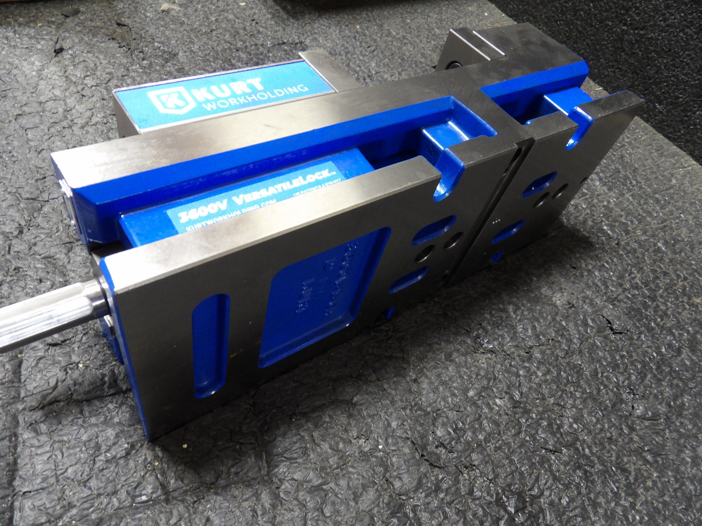 KURT 6″ Opening 6″ Manual Horizontal Stationary Precision Machine Vise, No Handle Included (CR00874-WTA27)