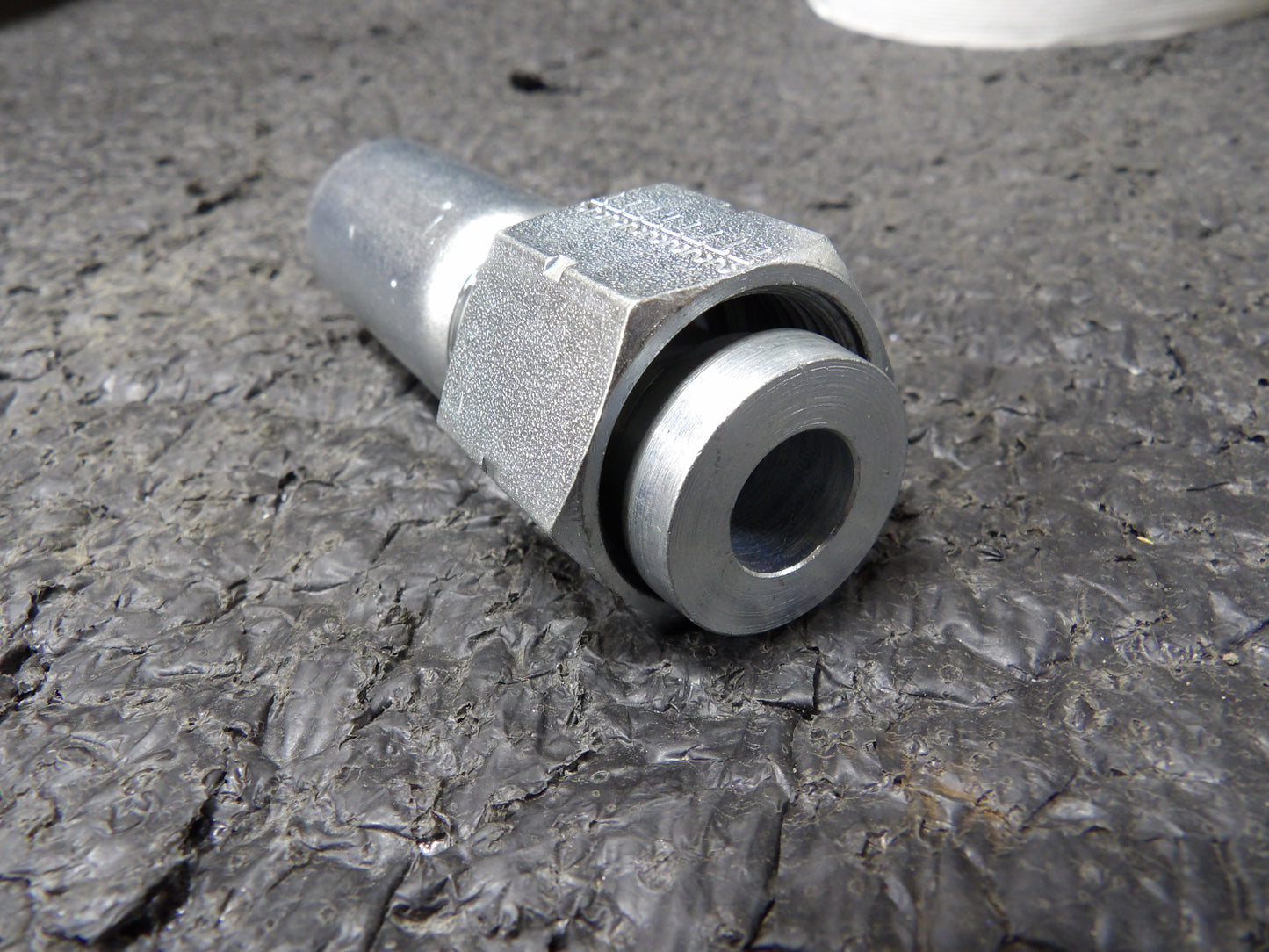 Eaton 10U-S72 5/8H X 3/4T FEMALE FOR-SEALSWIVEL STRAIGHT (CR00886-WTA22)