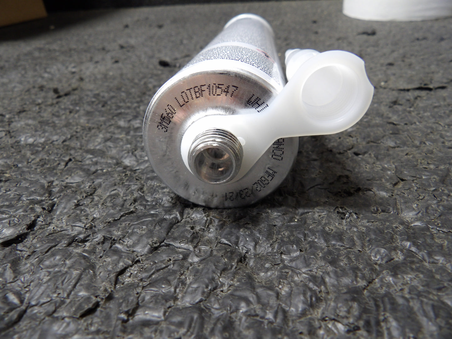 3M 560 Polyurethane Adhesive Sealants: 10.5 oz Container Size, White (CR00894-K09)