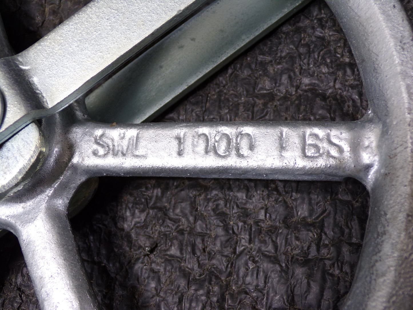 PEERLESS Well Wheel Pulley Block, Swivel Hook, Designed For Fibrous Rope, 10 3/4 in Sheave Outside Dia. (CR00062-WT36)