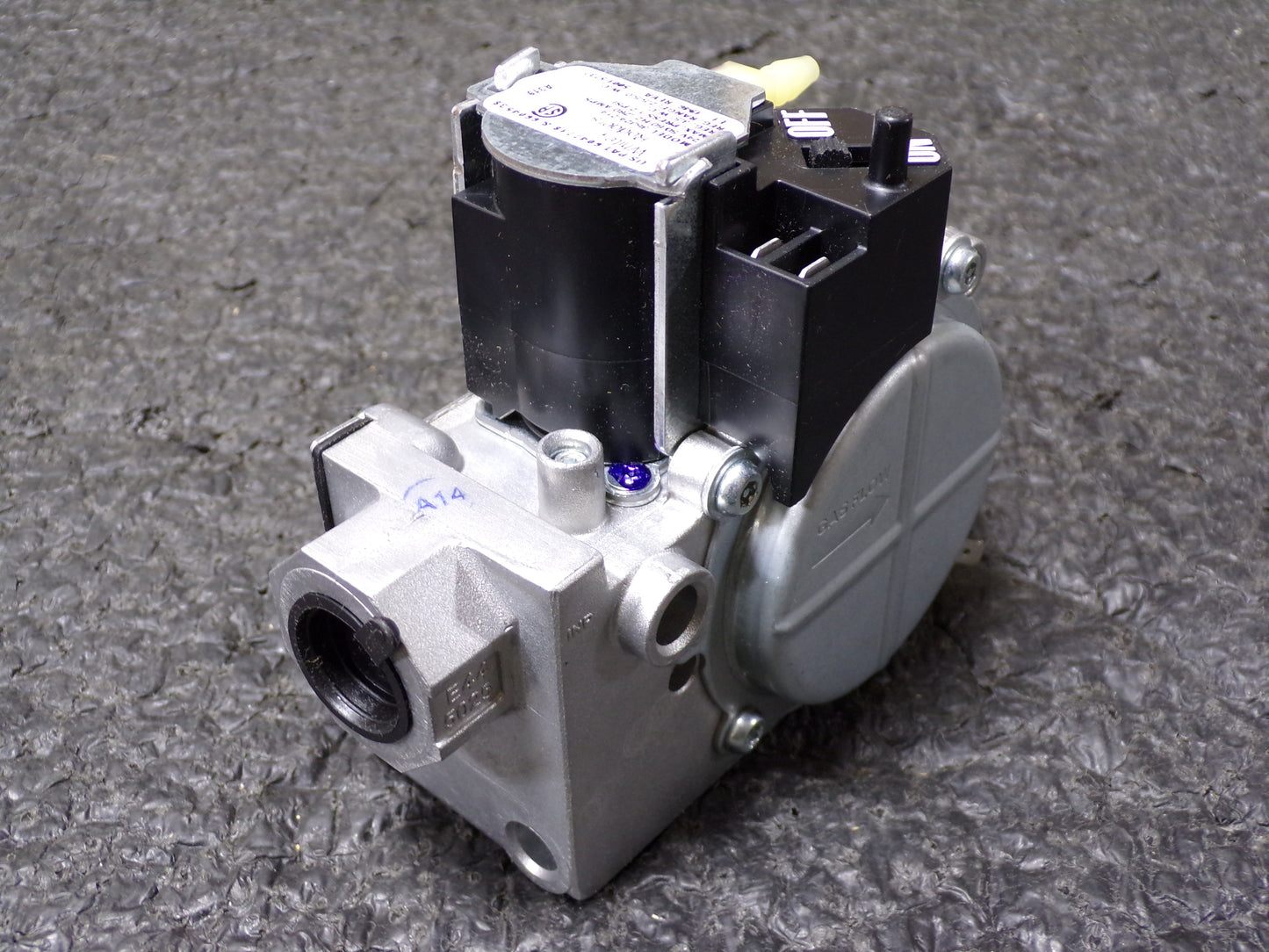 WHITE-RODGERS 36J24-214 Gas Valve, Nat. Gas to LP Conversion, 140,000 BtuH Capacity, Hot Surface Ignition Type, 24 V Coil Volts (CR00682-WTA18)