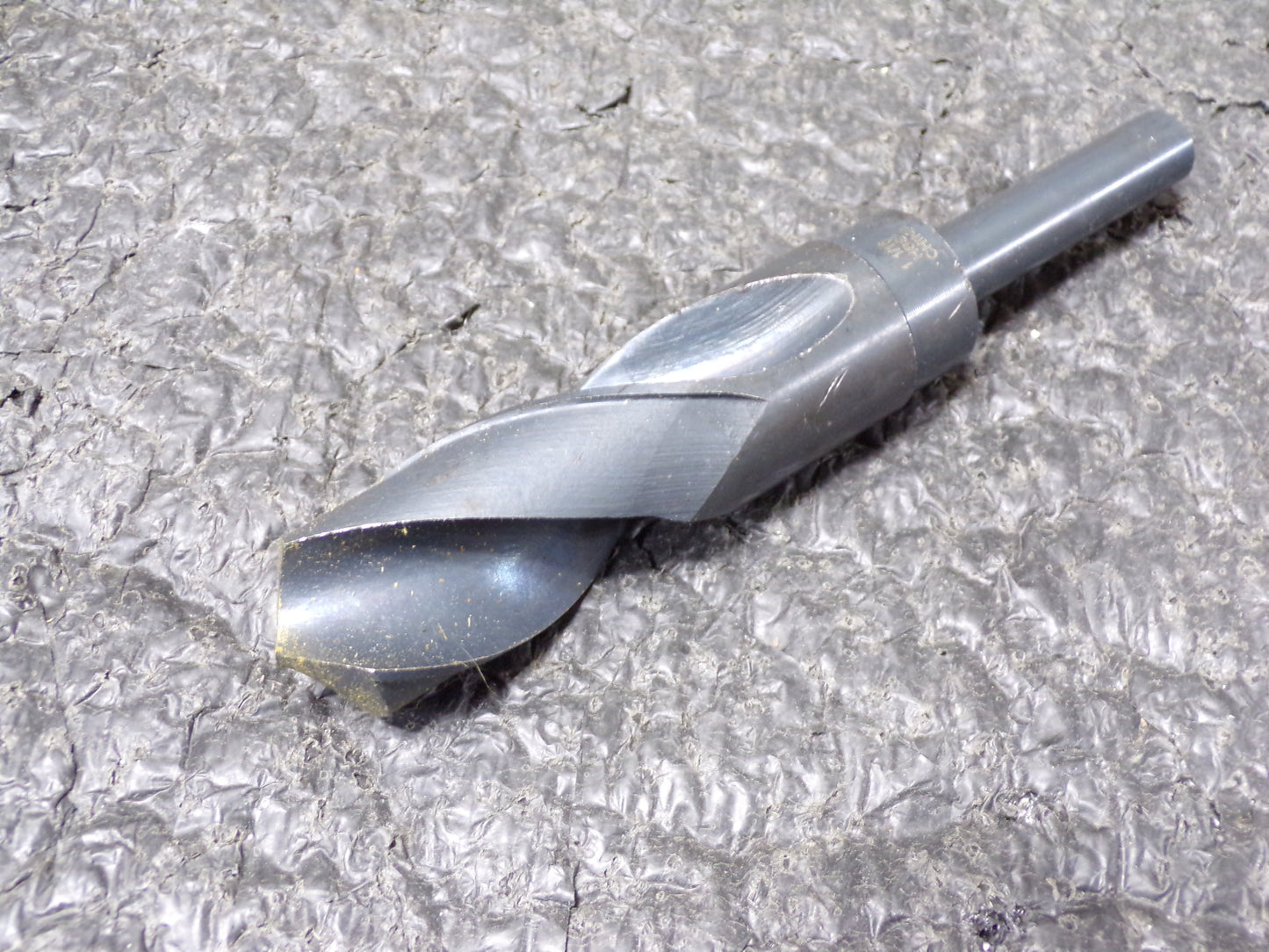 VALUE COLLECTION 1-1/8″ 118° 1/2″ Shank Oxide Finish High Speed Steel Silver & Deming Reduced Shank Drill Bit (CR00732-WTA19)