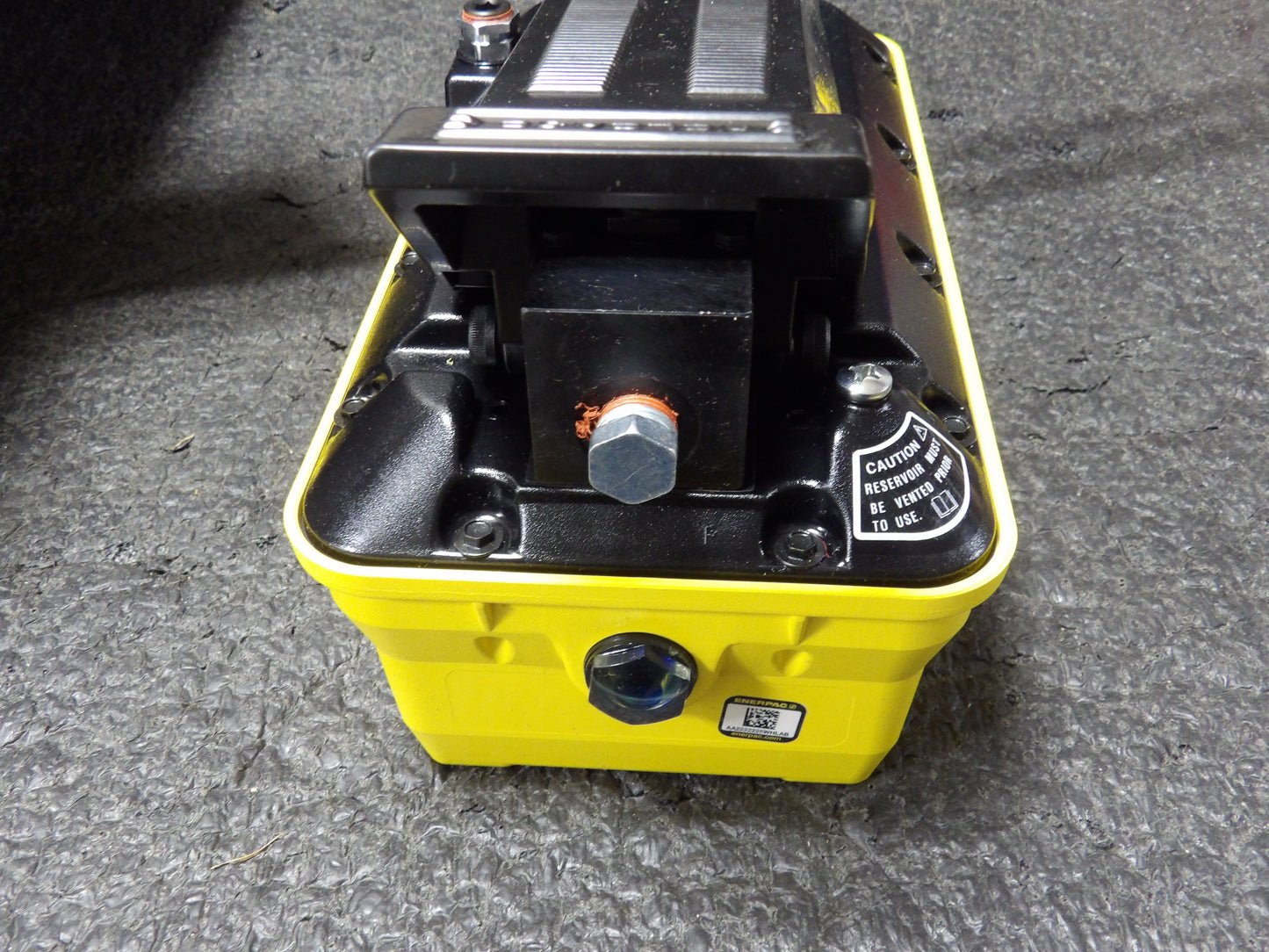 ENERPAC Hydraulic Pump: 127 Oil Capacity (Cu.-In.), 0.54 Reservoir Capacity (Gal.), Foot or Hand (CR00753-X04)
