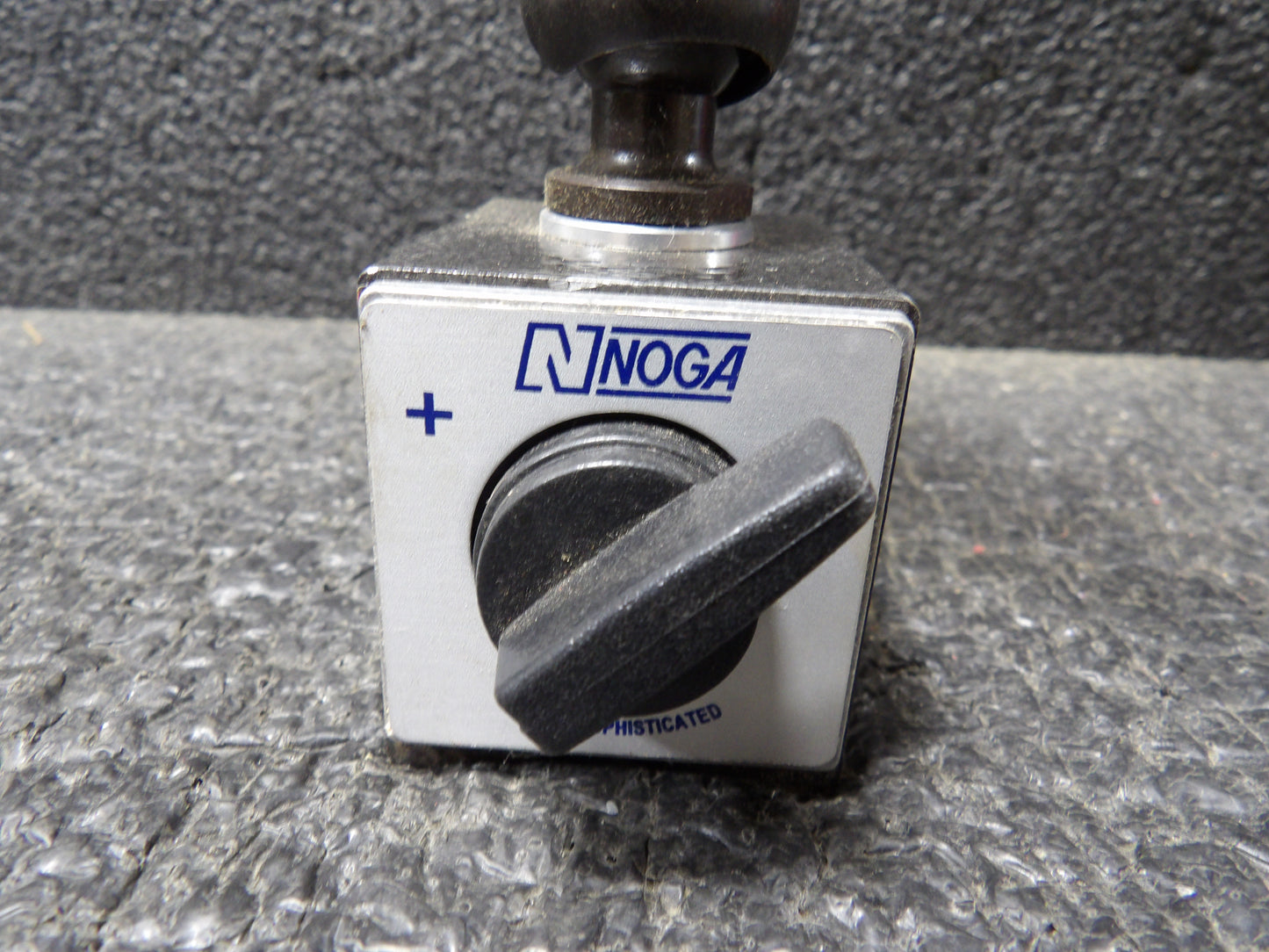 NOGA Magnetic-Base Indicator Holder: Magnetic Base, Articulating Arm, 800 N Holding Power, V Step (CR00827-WTA23)