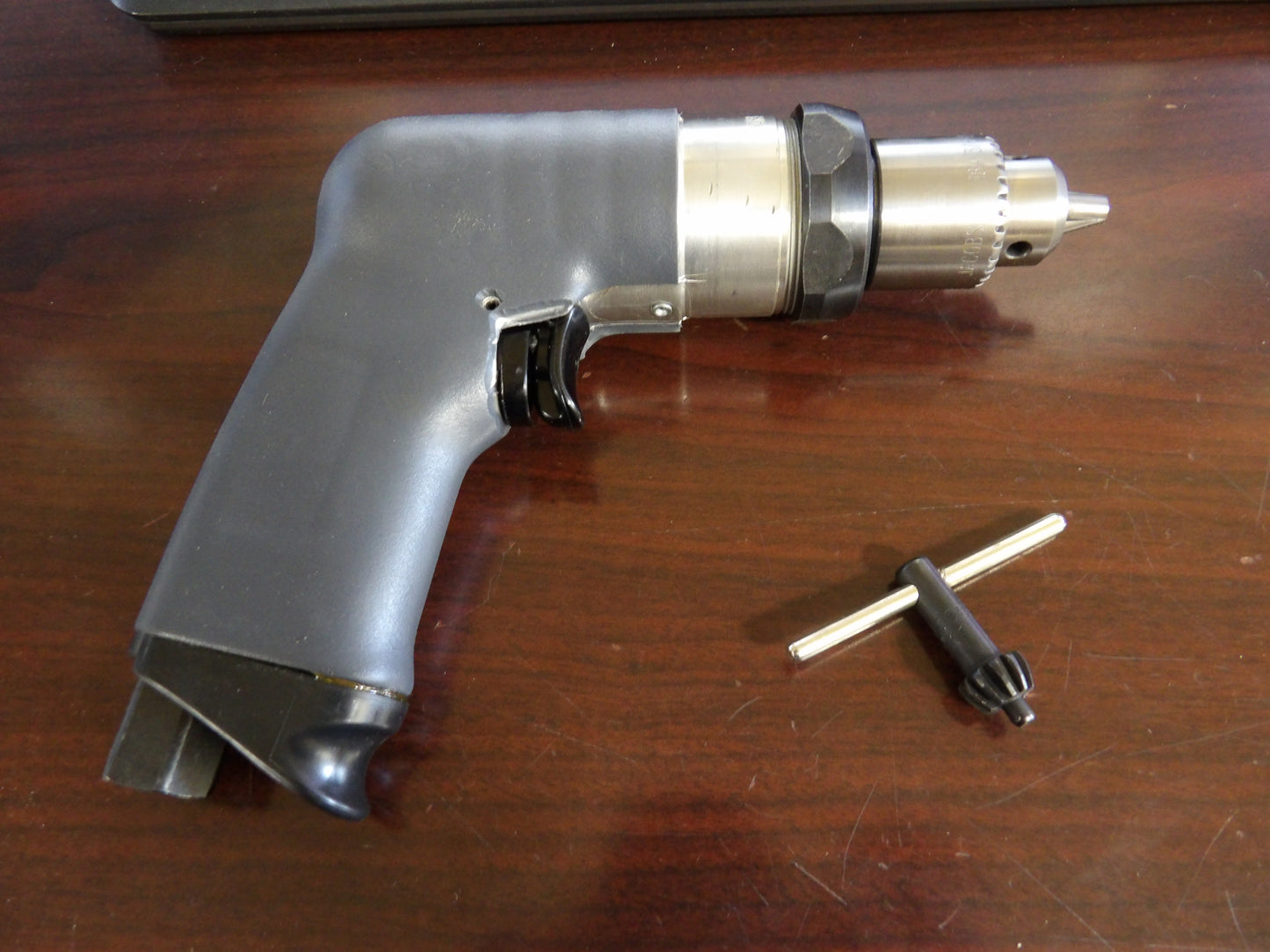 INGERSOLL-RAND  1/4″ Keyed Chuck Pistol Grip Handle, 2,200 RPM, 17 CFM, 0.4 hp, 90 psi (CR00870-WTA27)