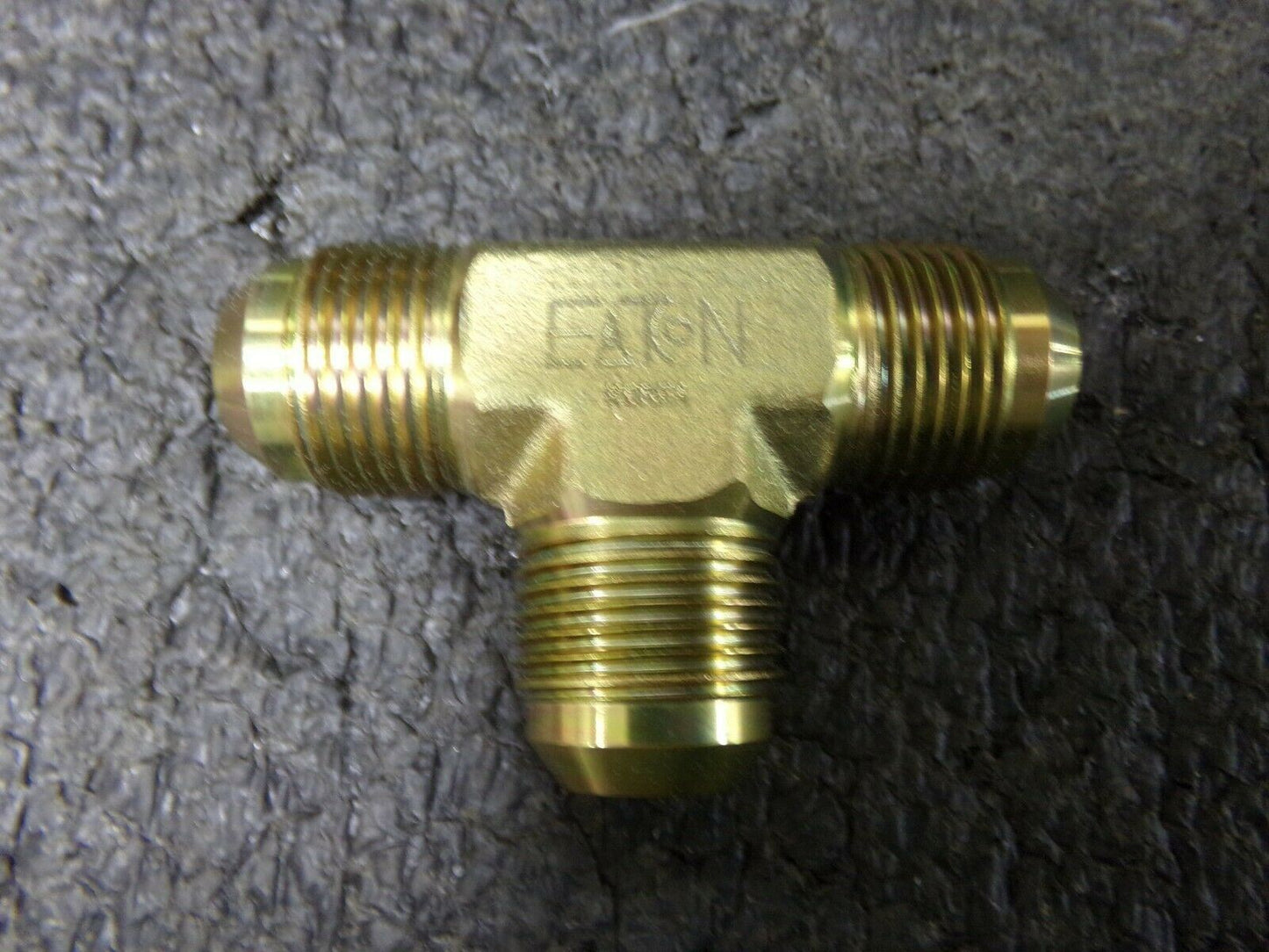 2033-12-12S Eaton Union Tee, JIC (Male) End Types, Carbon Steel, 3/4" Fitting (183959892967-NBT21)