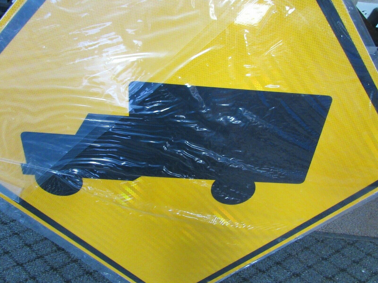 3M High Intensity Prismatic Reflective TRUCK CROSSING Road Traffic Sign 30 X 30 (184180654117-NB13)