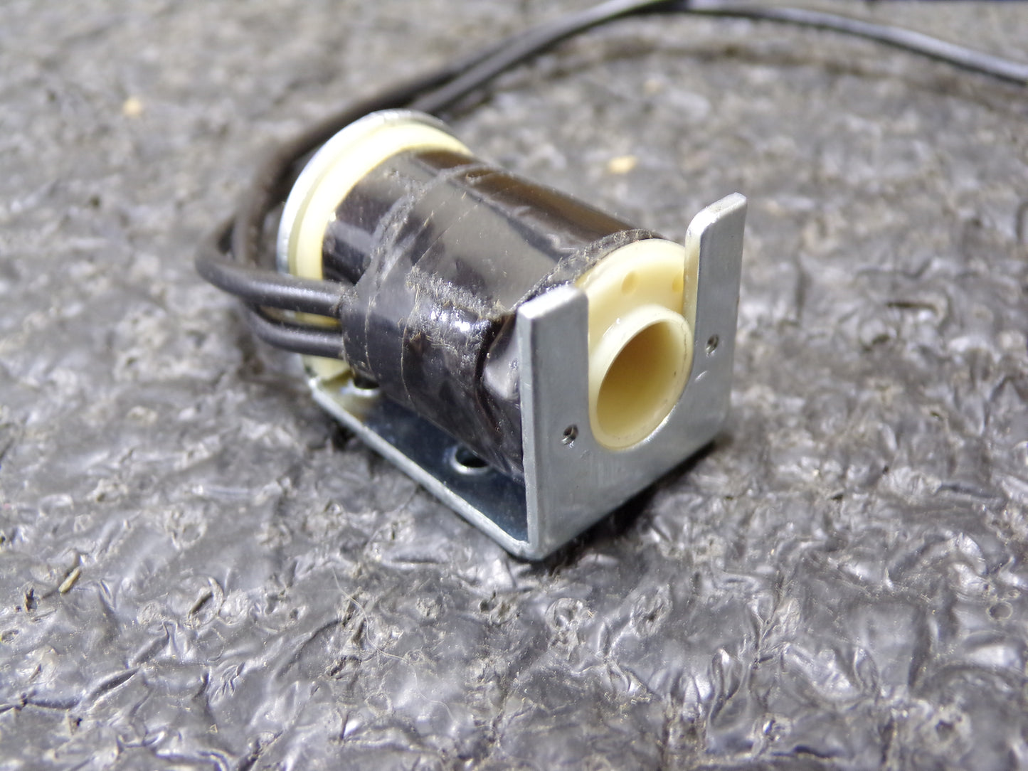 C6 Solenoid Coil, C-Frame, 110VAC, Continuous, Wire Lead (CR00690-WTA18)
