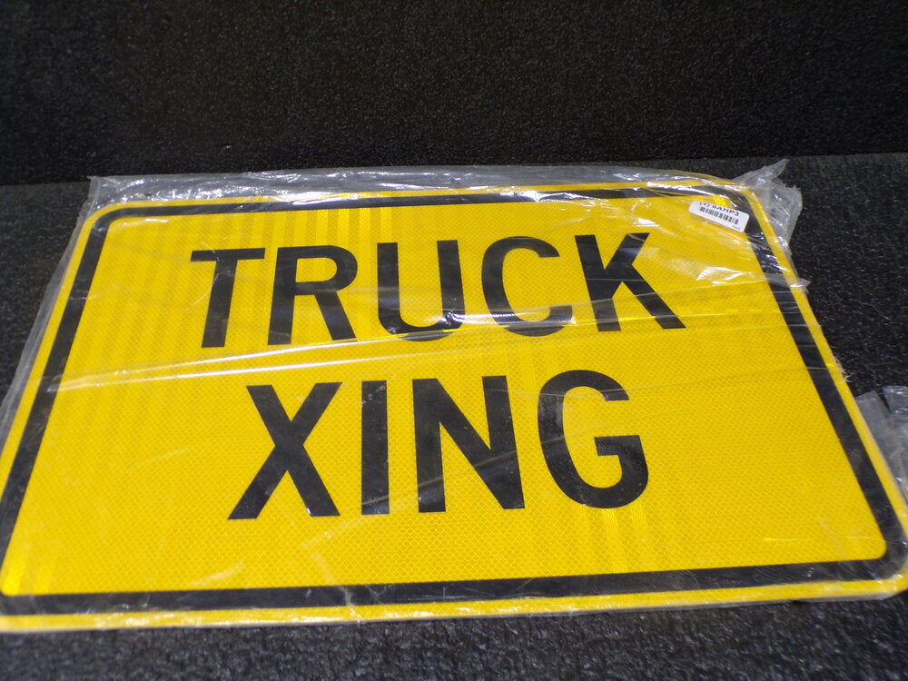 ZING Traffic Sign, Truck Xing, Aluminum, 18" Height, 24" Width (SQ2845386-WT43)
