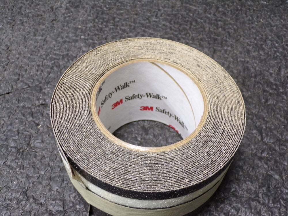 3M Glow/Black Anti-Slip Tape, 3 in x 30.0 ft, 60 Grit Aluminum Oxide, Rubber Adhesive (SQ5109629-X01)