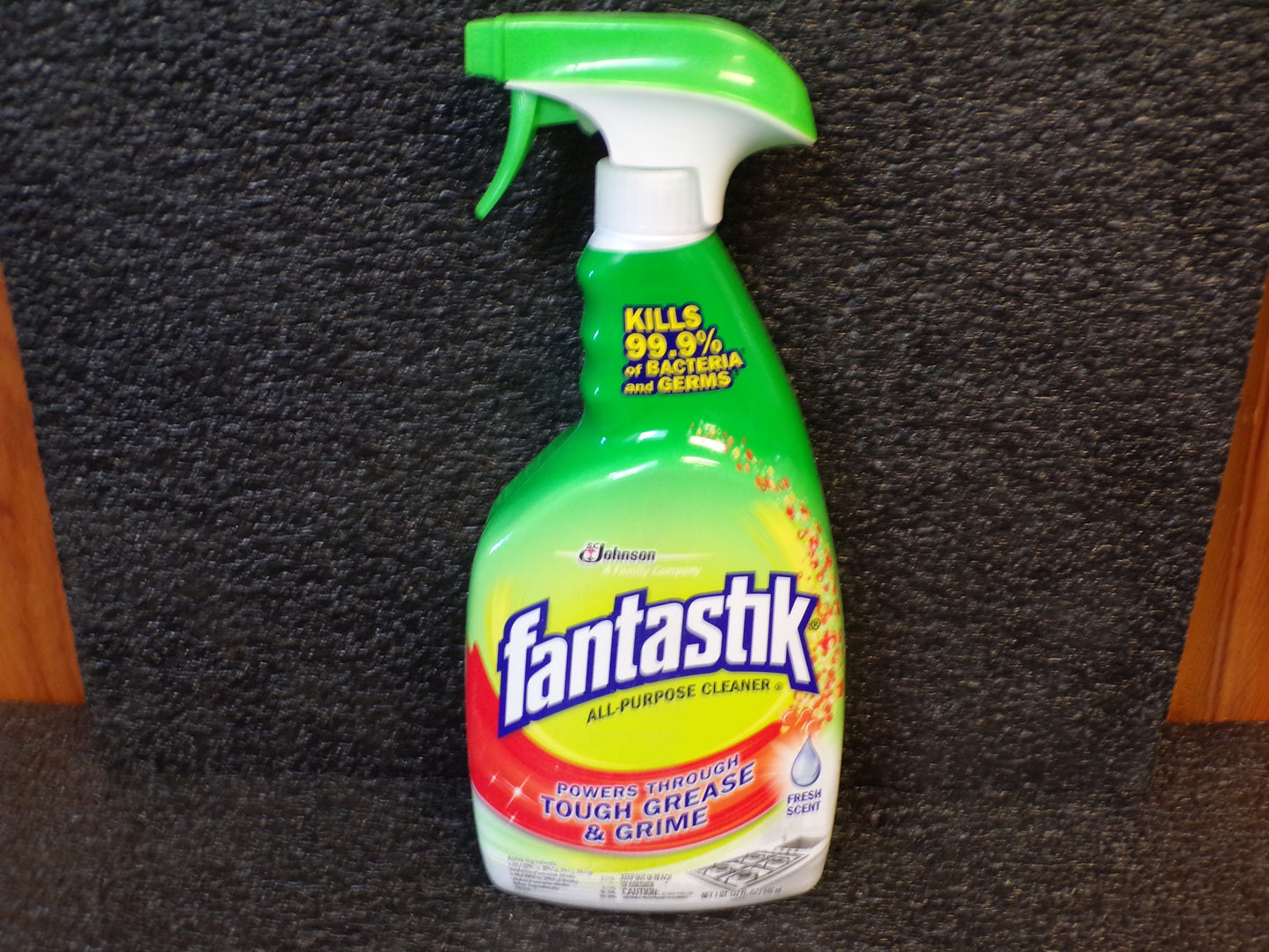 Fantastik Disinfectant Multi-Purpose Cleaner Fresh Scent, 32 oz Spray Bottle (CR00021-K03)