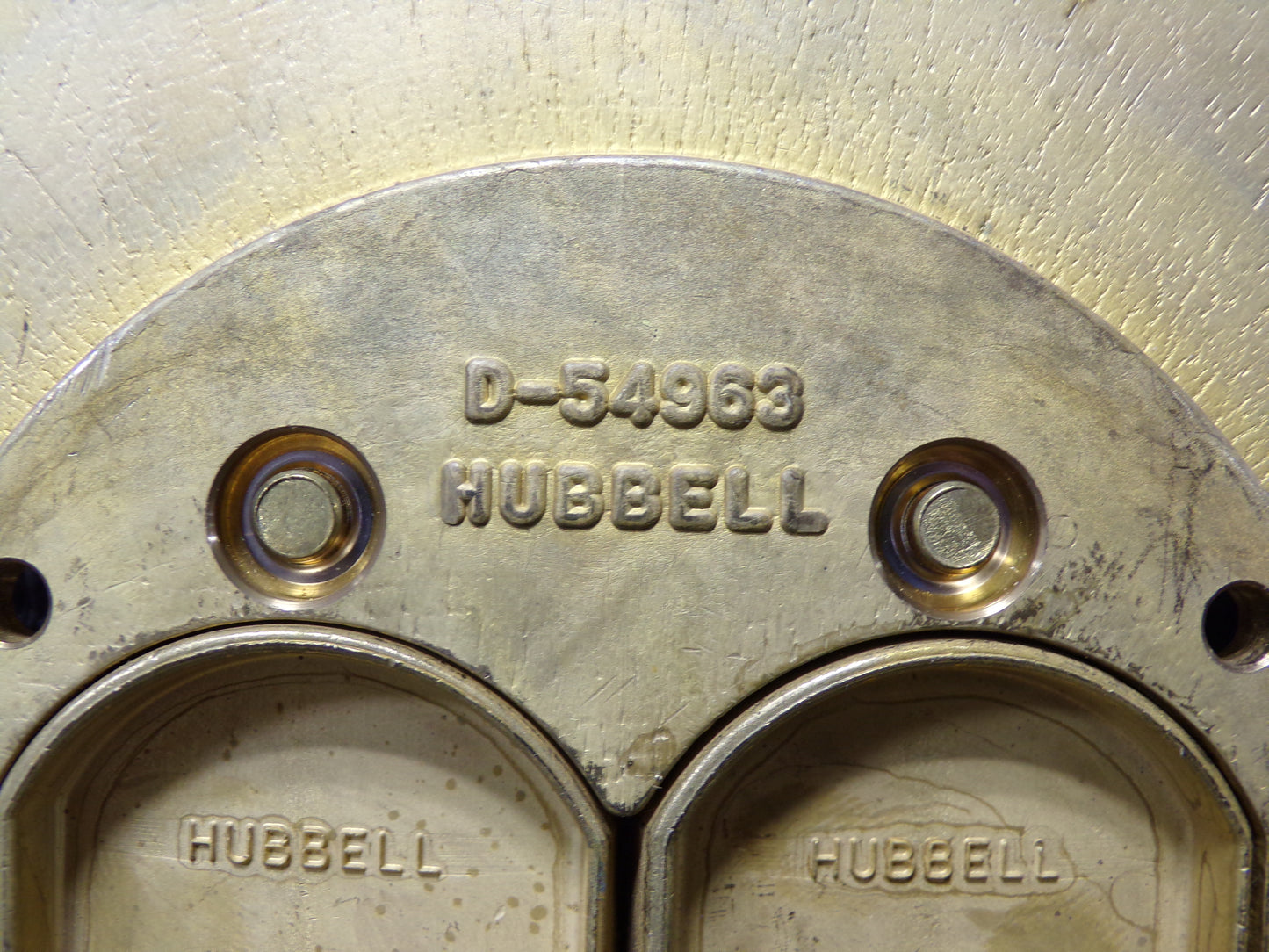 HUBBELL WIRING DEVICE-KELLEMS Floor Box Cover and Carpet Flange, Round, Number of Gangs 2, 6 1/4 in Length, 1/8 in Width (CR00239-BT02)