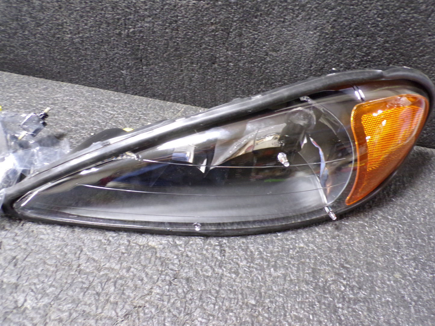 99-05 Pontiac Grand Am Headlights (CR00283-BT01)