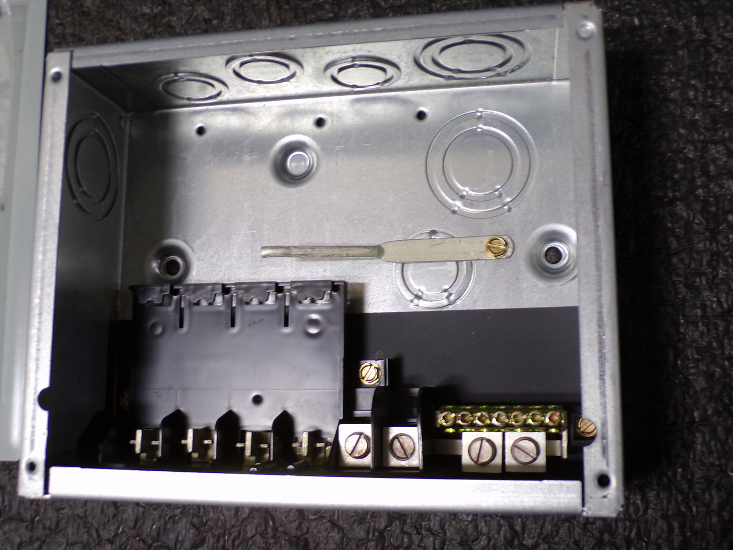 GE PowerMark Plus 125 Amp 4-Space 8-Circuit Single-Phase Indoor Main Lug Circuit Breaker Panel (CR00342-WT06)