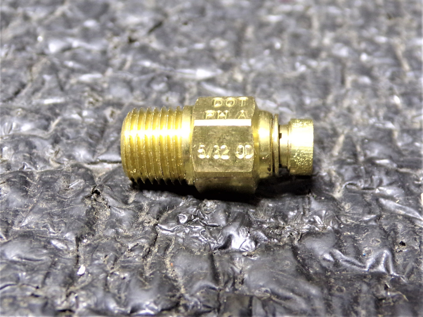 PARKER DOT Male Connector, 5/32 x 1/8 In, Prestomatic (CR00383-BT21)